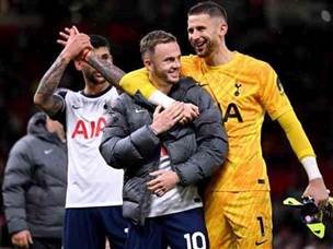 שחקני טוטנהאם שמחים בסיום (GETTY)