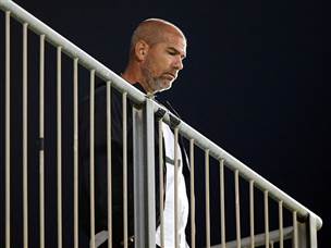 בצד השני, אלי לוי המורחק ראה את חניכיו מתקשים מאוד (אלן שיבר)