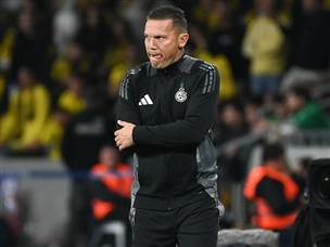 בכר - עם הראש בגמר גביע הטוטו (צילום: ברני ארדוב)