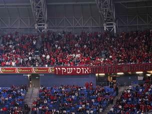 עם הצבא האדום שמאחוריה (צילום: מאור אלקסלסי)