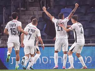 וספגו את השער השני לפני ההפסקה (צילום: מאור אלקסלסי)