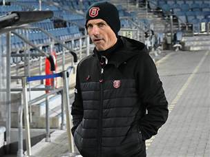 זיו אריה מסתכל למטה בחשש (צילום: ברני ארדוב)