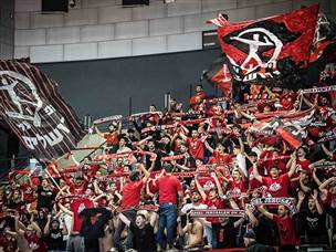 הקהל האורח מרוצה (עודד קרני)