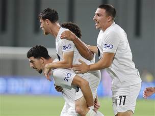 כל שחקני ההתקפה של מכבי תל אביב חגגו הערב (אלן שיבר)