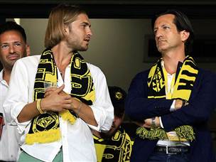 רוס קסטין צופה מהיציע בקבוצתו החדשה (אלן שיבר)