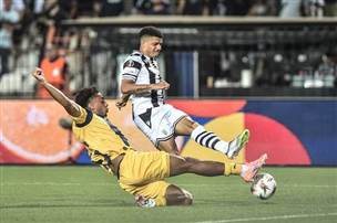 ההגנה של הצהובים הצליחה לסכל את ההזדמנויות של היריבה (SAKIS MITROLIDIS/AFP via Getty Images)