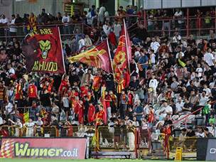 לעיניי מאות אוהדים מקומיים (לירון מולדובן)