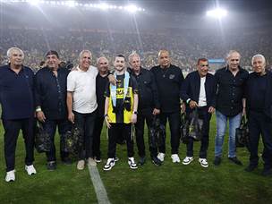 לפני המשחק התקיימו טקסים מרגשים לזוכי הגביע ב-76 ולפדוי השבי בר קופרשטיין (אלן שיבר)