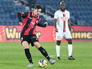 והמארחת התקרבה לשער (ברני ארדוב)