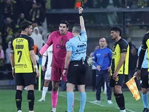 אלא שאז סילבה הורחק בחוסר אחריות בעקבות בעיטה בהדדי ללא כדור (דני מרון)