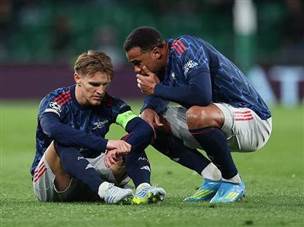 הוחלף על ידי כובש השער, מעט אחרי שקיבל טיפול על הדשא. אודגור (GETTY)