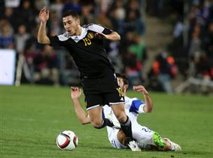 אדן הזאר על הדשא בטדי (אלן שיבר)