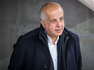 אבי לוזון מחייך ובצדק. פ"ת בתנופה (צילום: ספי מגריזו)