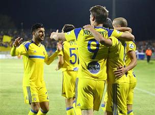 סימנו וי נוסף. שחקני מכבי ת"א חוגגים באשקלון (לירון מולדובן)