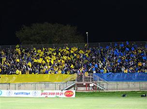 צבעו את יציע האורחים באשקלון. אוהדי מכבי ת"א (לירון מולדובן)