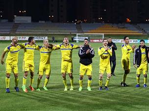 מירוץ האליפות רותח. מכבי ת"א חוגגת בסלה (צילום: לירון מולדובן)