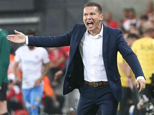 כועס על השחקנים גם עכשיו? בכר (דני מרון)