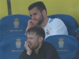 מירר בבכי על הספסל. נאצ'ו