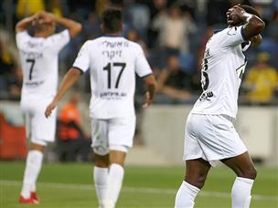 כמה קרוב, ככה רחוק. שחקני רעננה שבורים (צילום: אלן שיבר)