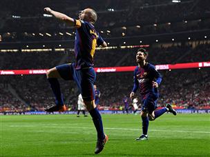 הרגע שכל ברצלונה קיוותה לו - גם אינייסטה השתתף בחגיגה (getty)