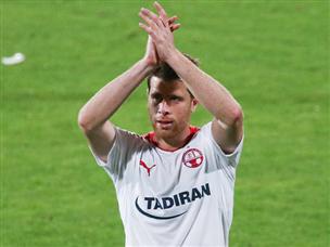 והיה גם משחק. מלמד כיכב עם שלושער