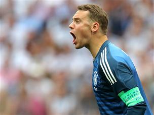 נוייר כועס על ההגנה שלו, שלא הייתה במשחק (getty)