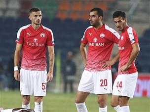 במשך חצי שעה שתי הקבוצות התקשו לחבר שלוש מסירות (אלן שיבר)