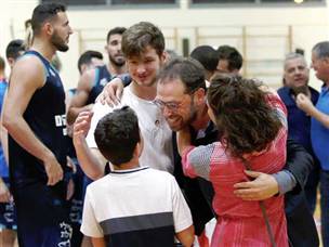 מכבי תל אביב מחכה לו. דרוקר עם משפחתו (אלן שיבר)