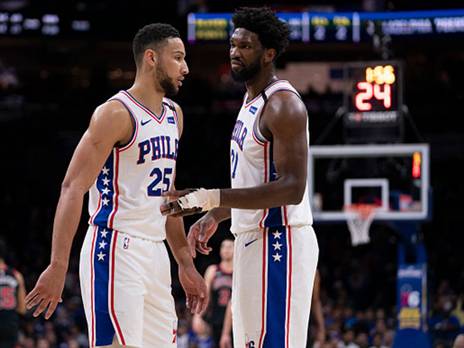 ביש מזל גדול לסיקסרס. ג'ואל אמביד ובן סימונס בימים יפים יותר (GETTY)