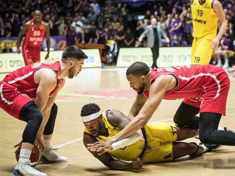 שחקני ירושלים מול חולון, משחק בלי הגנות (עודד קרני)