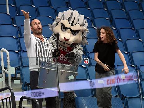 הקמע מעודד ביציע (ברני ארדוב)