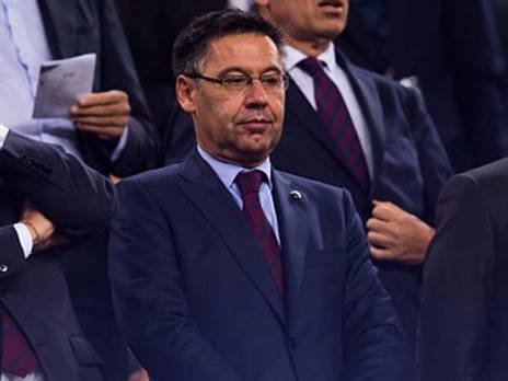 שחקני ברצלונה נגד ההנהלה וברתומאו (getty)