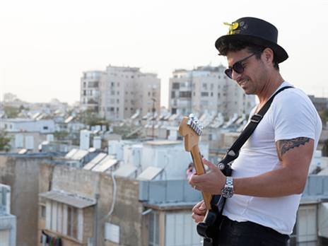 "מנסים להעביר את הזמן" (למצולם אין קשר לדוטארי)