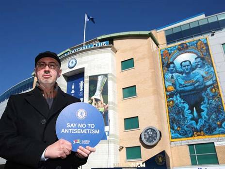 נכדו של הירש לצד הדיוקן שלו בסטמפורד ברידג' (Getty)