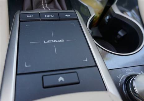 משטח המגע. יש אנשים שלא מסתדרים עם זה. לקסוס פתרו את העיניין עם מסך מגע קרוב יותר לנהג