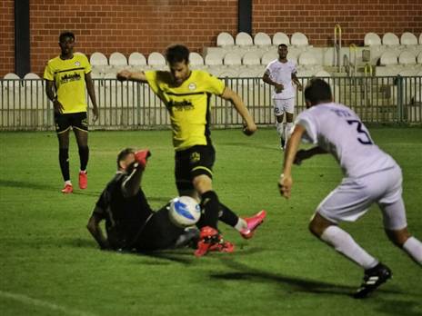 מלמד, גם הוא בזבז הזדמנות לכבוש (צילום: רון טולדו)