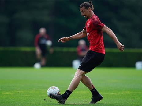 זלאטן באימון מילאן השבוע (מילאן, רשמי)