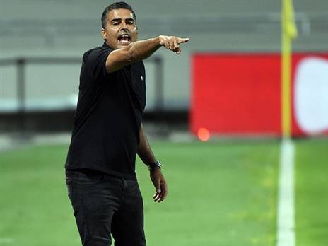 "העיקר שחזר הכדורגל", סילבס 0ברני ארדוב)