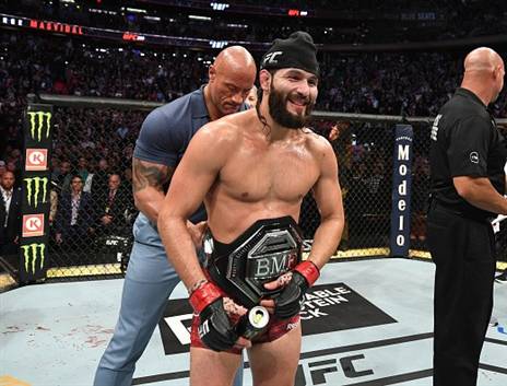 דה רוק. הגיע להעניק את החגורה (GETTY)