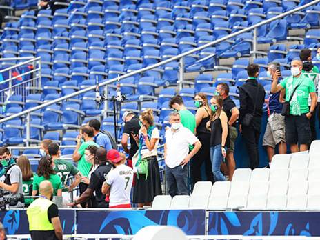 גם מקצת אוהדי סנט אטיין ביציע (getty)