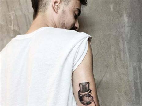 הקעקוע. "אבא שלי גילה עליו דרך התקשורת"