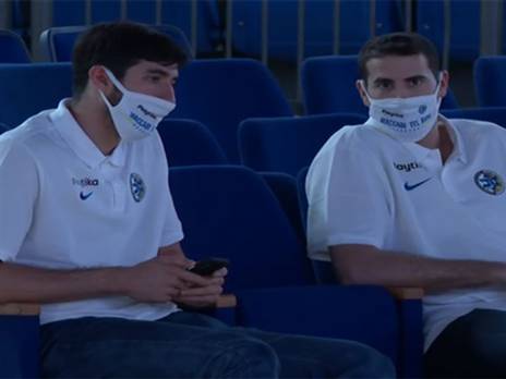 זוסמן עושה חפיפה לבלייזר.