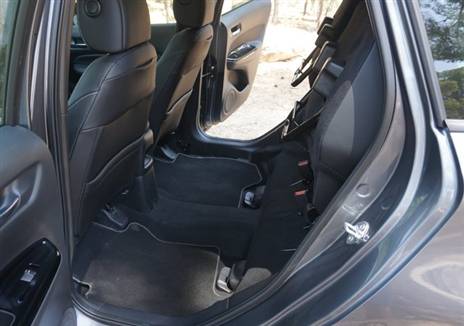 קיפול מלא של המושבים כלפי התקרה