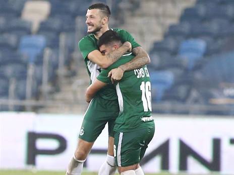 רוקאביצה חוגג את השער (אלן שיבר)