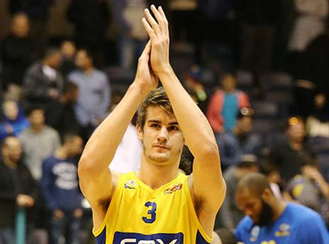 בנדר. ייצור במכבי ת"א קו קדמי מפלצתי מבחינת גודל (אלן שיבר)