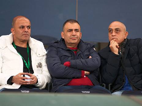 האחים ניסנוב (באמצע ומשמאל), ימכרו את הפועל? (אלן שיבר)