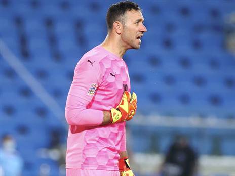 השחקנים בצד שלו. מרציאנו (אלן שיבר)