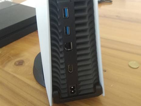 הצד האחורי והחיבורים של הקונסולה