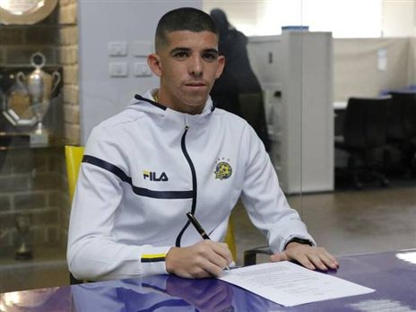 "העבודה הקשה מתחילה עכשיו". מעמד החתימה במכבי (באדיבות מכבי ת"א, צלם: רמי גרידיש)