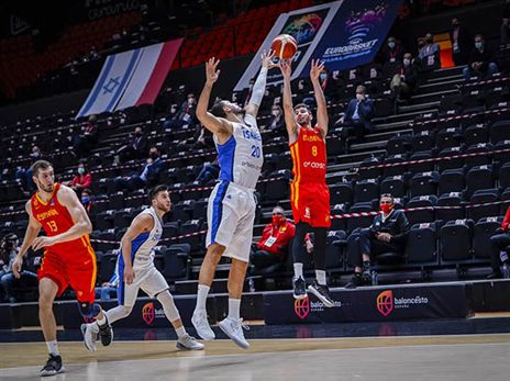 הספרדים צלפו מכל עבר. (FIBA)